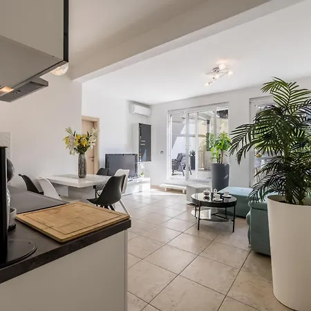 Luxury Leona Апартаменты