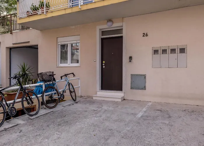 Leona Apartment Split