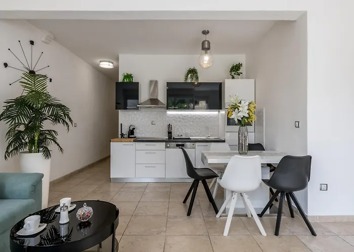 Apartman Leona *