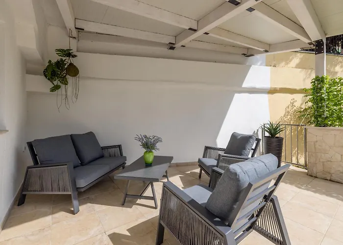 Leona Apartment Split