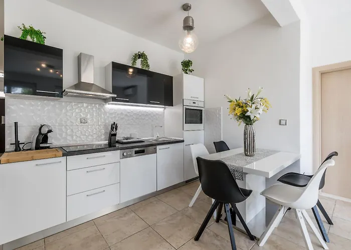 Leona Apartment Split